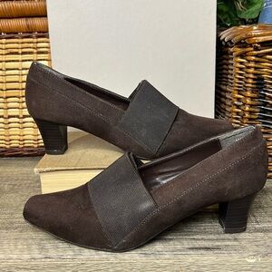 Vintage TRADITIONS Y2K 90s Faux Suede Brown Squared Toe Heeled Loafer Size 6